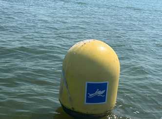 Stickers op boeien zorgen voor duidelijker onderscheid op het water