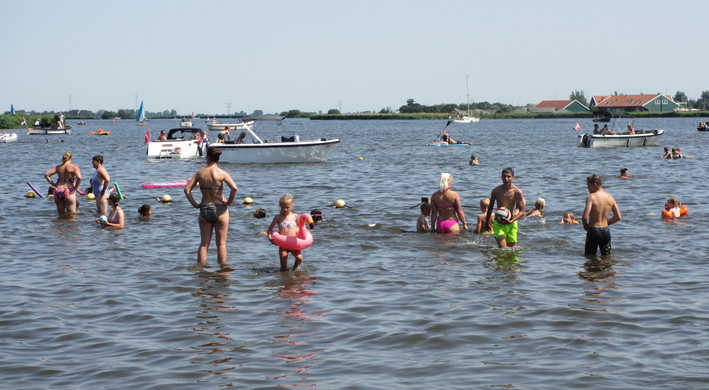 zwemplek Dorregeest recreanten in water met ballenlijn