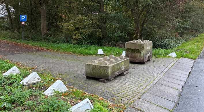 afsluiting parkeerterrein Dorregeest met blokken 2025