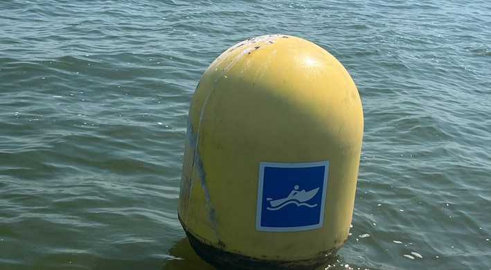 boei snelvaren met sticker snelvaargebie